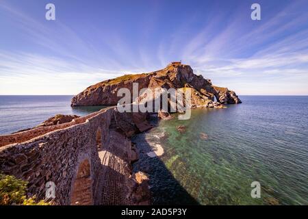 Gaztelugatxe ist eine kleine Insel mit dem Festland durch eine Brücke von zwei Bögen verbunden. Auf der Insel gibt es eine Kapelle, die dem Heiligen Johannes geweiht aus dem zehnten Stockfoto