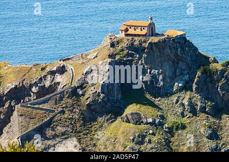 Gaztelugatxe ist eine kleine Insel mit dem Festland durch eine Brücke von zwei Bögen verbunden. Auf der Insel gibt es eine Kapelle, die dem Heiligen Johannes geweiht aus dem zehnten Stockfoto