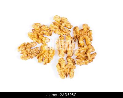 Ansicht von oben mit einer Handvoll Nussbaum, tscherkessischen Muttern auf weißem Hintergrund Stockfoto