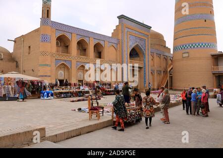 22. September 2019 - Chiwa, Usbekistan: Islam Khoja Minarett (Wahrzeichen der Stadt). Stockfoto