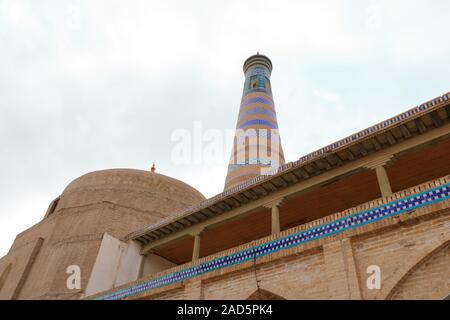 22. September 2019 - Chiwa, Usbekistan: Islam Khoja Minarett (Wahrzeichen der Stadt). Stockfoto