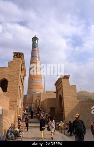 22. September 2019 - Chiwa, Usbekistan: Islam Khoja Minarett (Wahrzeichen der Stadt). Stockfoto