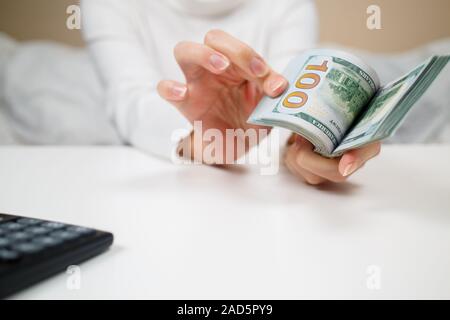 Wirtschaft, Finanzen, sparen, Banken und Menschen Konzept - Nahaufnahme von Frau Hände uns Dollar Geld zählen Stockfoto