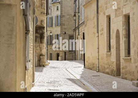 Malerische Gasse in Uzes, Süd Frankreich (Ardeche) Stockfoto