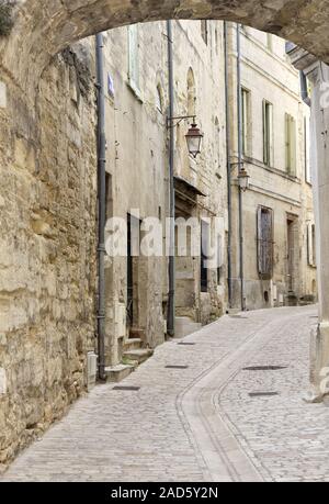 Malerische Gasse in Uzes, Süd Frankreich (Ardeche) Stockfoto