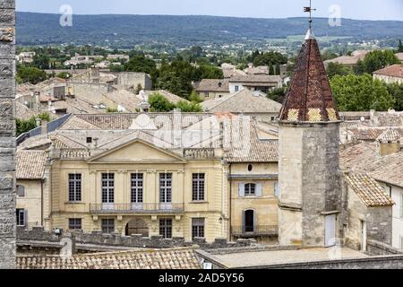 Über den Dächern der kleinen Stadt Uzès im Süden Frankreichs Stockfoto