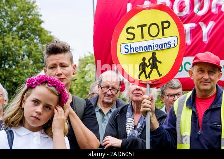 Demonstranten, die Plakate und Schilder gegen Boris Johnson tragen, sind abgebildet, während sie an einem Stop Boris Johnson protestmarsch in Bristol, Großbritannien 03-09-19, teilnehmen Stockfoto