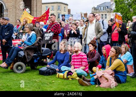 Demonstranten, die Plakate und Schilder gegen Boris Johnson tragen, sind abgebildet, während sie an einem Stop Boris Johnson protestmarsch in Bristol, Großbritannien 03-09-19, teilnehmen Stockfoto