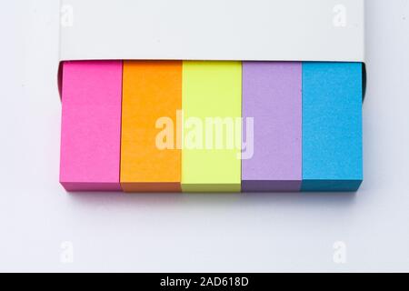 5 Farbe sticky post Notes isoliert auf weißem Stockfoto