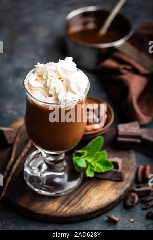 Eistee Kakaogetränk mit Schlagsahne, kalte Schokolade Getränk, Kaffee Frappe auf dunklem Hintergrund Stockfoto