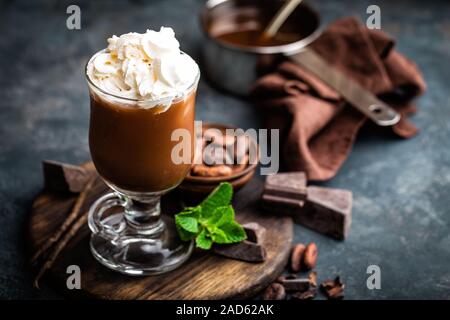 Eistee Kakaogetränk mit Schlagsahne, kalte Schokolade Getränk, Kaffee Frappe auf dunklem Hintergrund Stockfoto