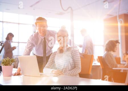 Junge Unternehmer helfen, seine Kollegen bei der Arbeit Stockfoto