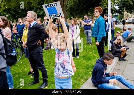 Demonstranten, die Plakate und Schilder gegen Boris Johnson tragen, sind abgebildet, während sie an einem Stop Boris Johnson protestmarsch in Bristol, Großbritannien 03-09-19, teilnehmen Stockfoto