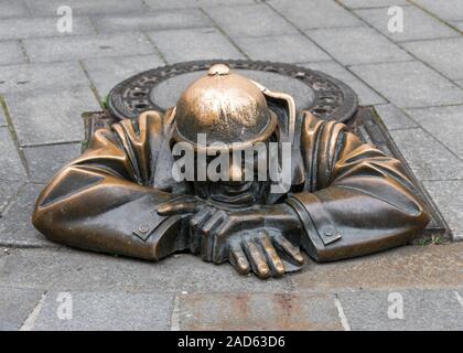 Nahaufnahme einer der berühmtesten Statuen von Bratislava, genannt "Cumil: Menschen bei der Arbeit" Stockfoto