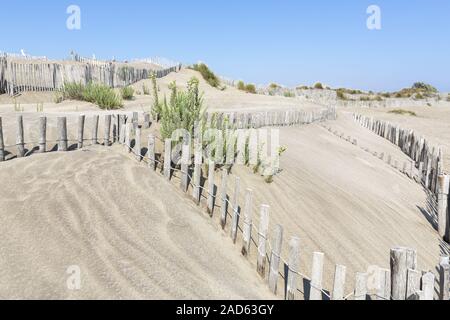 Dünenlandschaft am Strand L'Espiguette in der Camargue, Südfrankreich Stockfoto