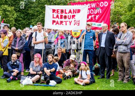 Demonstranten, die Plakate und Schilder gegen Boris Johnson tragen, sind abgebildet, während sie an einem Stop Boris Johnson protestmarsch in Bristol, Großbritannien 03-09-19, teilnehmen Stockfoto