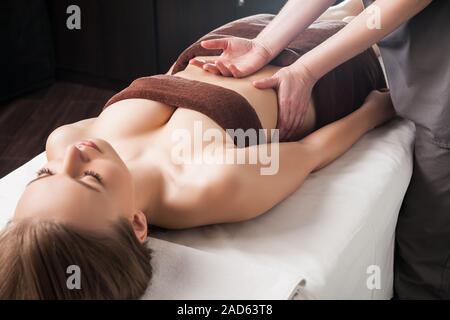 Frau genießen Ayurveda-Öl-Massage im spa Stockfoto