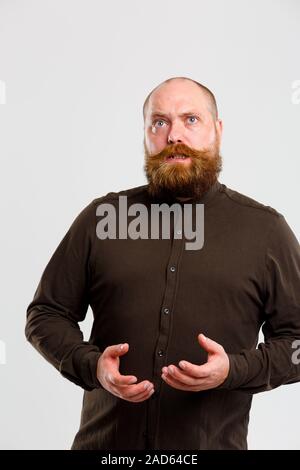 Überrascht Mann mit braunen Hemd Stockfoto