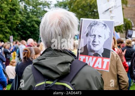 Demonstranten, die Plakate und Schilder gegen Boris Johnson tragen, sind abgebildet, während sie an einem Stop Boris Johnson protestmarsch in Bristol, Großbritannien 03-09-19, teilnehmen Stockfoto