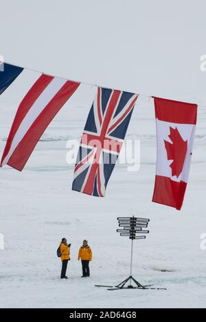 Russland, hohen Arktis geographischen Nordpol, 90 Grad Nord. Expedition Touristen unter internationale Flaggen. Stockfoto