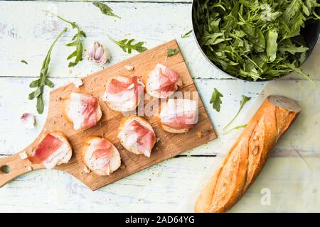 Foto von Brot mit Speck Stockfoto