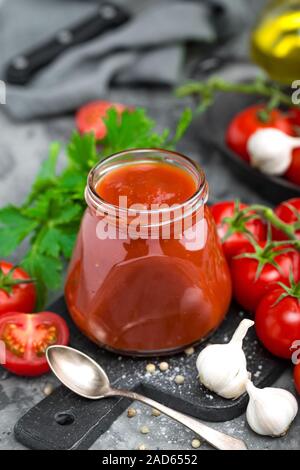 Tomatenmark und frischen Tomaten, Tomaten pürieren Stockfoto