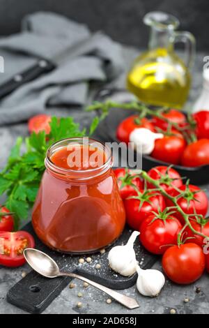 Tomatenmark und frischen Tomaten, Tomaten pürieren Stockfoto
