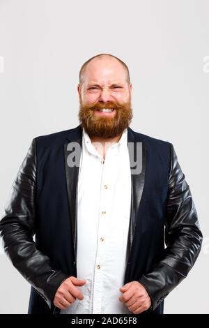 Glücklicher Mann in Schwarz Jacke Stockfoto