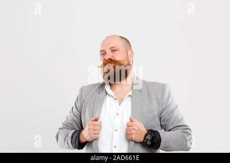 Zufrieden Mann in Grau Jacke Stockfoto