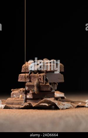 Pyramide von Schokolade bestreut Sirup Stockfoto