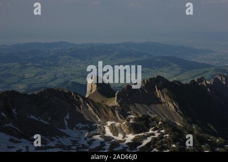 Ohrli, Berg der Alpstein Strecke und den Hügeln auf einem nebligen Sommertag. Stockfoto