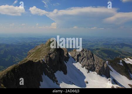 Girenspitz, Berg der Alpstein. Blick vom Mount Santis, Schweiz. Sommer Wolken. Stockfoto