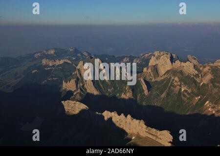 Berge der Alpstein reichen von Mount Santis gesehen. Sichtbar Gesteinsschichten. Stockfoto