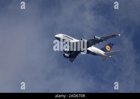 Lufthansa A380 Düsseldorf auf dem Aufstieg Stockfoto