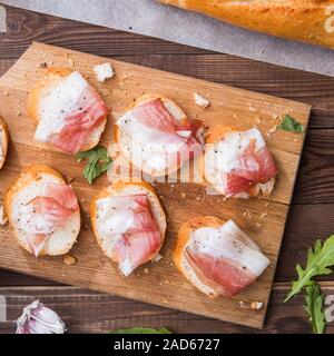 Baguette mit Speck, Rucola, Knoblauch Stockfoto