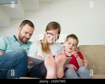 Familie mit kleinen Jungen genießt in der modernen Wohnzimmer Stockfoto