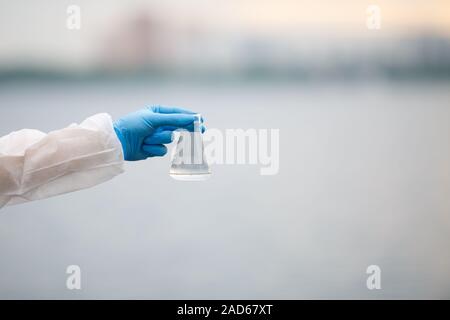 Hand auf unscharfen grauen Hintergrund Stockfoto