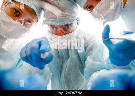 Team von Chirurgen bei der Arbeit Stockfoto