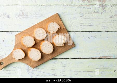 Geschnitten Brot auf Holztisch Stockfoto