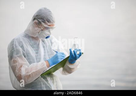 Ökologe schreibt in Ordner, Fluss Stockfoto