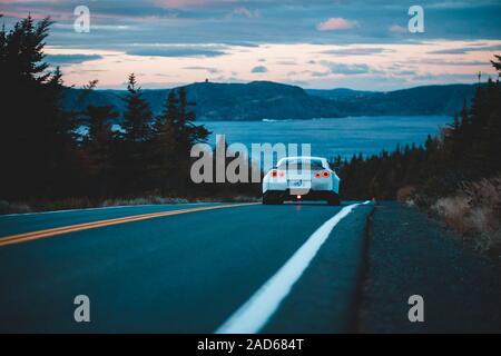 Nissan GTR widebody auf der Straße mit Blick auf Wasser Stockfoto