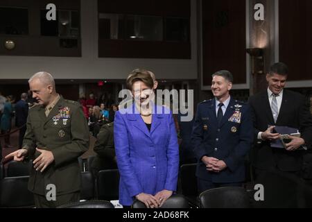 Washington DC, USA. 03 Dez, 2019. Washington, District of Columbia, USA. 3. Dezember, 2019. Sekretär der Air Force Barbara Barrett kommt, bevor die Vereinigten Staaten Senat Ausschusses für die Streitkräfte im US-Kapitol in Washington, DC, USA zu bezeugen, am Dienstag, 3. Dezember 2019. Das Panel diskutiert Berichte von substandardwohnungen Bedingungen für US-Mitglieder. Credit: Stefani Reynolds/CNP/ZUMA Draht/Alamy Live News Credit: ZUMA Press, Inc./Alamy leben Nachrichten Stockfoto