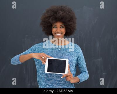 Glückliche afroamerikanische Frau mit digitalen Tablet Stockfoto