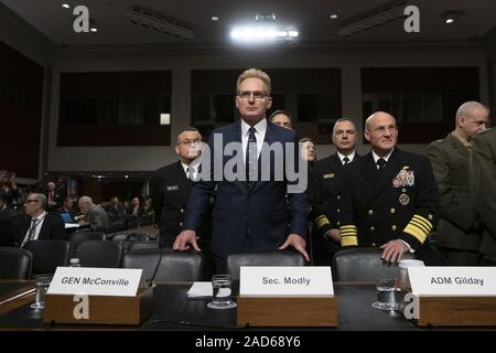 Washington DC, USA. 03 Dez, 2019. Washington, District of Columbia, USA. 3. Dezember, 2019. Amtierende Sekretär der Marine Thomas Modly kommt, bevor die Vereinigten Staaten Senat Ausschusses für die Streitkräfte im US-Kapitol in Washington, DC, USA zu bezeugen, am Dienstag, 3. Dezember 2019. Das Panel diskutiert Berichte von substandardwohnungen Bedingungen für US-Mitglieder. Credit: Stefani Reynolds/CNP/ZUMA Draht/Alamy Live News Credit: ZUMA Press, Inc./Alamy leben Nachrichten Stockfoto