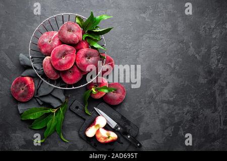 Pfirsich, Pfirsiche frisch mit Blättern Stockfoto