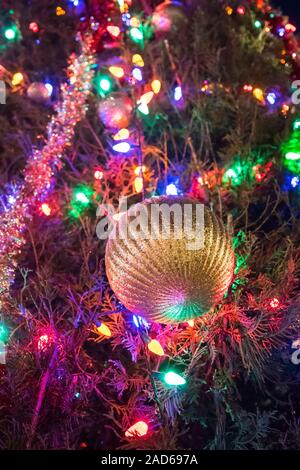 Weihnachtsfeier und Baum Beleuchtung Ereignis in einer kleinen Stadt. Stockfoto