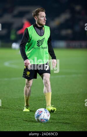 Burton Upon Trent, Großbritannien. 03 Dez, 2019. 3. Dezember 2019; Pirelli Stadium, Burton Upon Trent, Staffordshire, England, englische Liga Fußball, Burton Albion gegen Southend United; Stephen Quinn von Burton Albion mit der Kugel zu seinen Füßen während der pre match Warm-up, Streng redaktionelle Verwendung. Keine Verwendung mit nicht autorisierten Audio-, Video-, Daten-, Spielpläne, Verein/liga Logos oder "live" Dienstleistungen. On-line-in-Match mit 120 Bildern beschränkt, kein Video-Emulation. Keine Verwendung in Wetten, Spiele oder einzelne Verein/Liga/player Publikationen Quelle: Aktion Plus Sport Bilder/Alamy leben Nachrichten Stockfoto