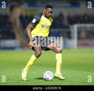 Burton Upon Trent, Großbritannien. 03 Dez, 2019. 3. Dezember 2019; Pirelli Stadium, Burton Upon Trent, Staffordshire, England, englische Liga Fußball, Burton Albion gegen Southend United; Lucas Akins von Burton Albion mit der Kugel zu seinen Füßen - Streng redaktionelle Verwendung. Keine Verwendung mit nicht autorisierten Audio-, Video-, Daten-, Spielpläne, Verein/liga Logos oder "live" Dienstleistungen. On-line-in-Match mit 120 Bildern beschränkt, kein Video-Emulation. Keine Verwendung in Wetten, Spiele oder einzelne Verein/Liga/player Publikationen Quelle: Aktion Plus Sport Bilder/Alamy leben Nachrichten Stockfoto