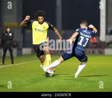 Burton Upon Trent, Großbritannien. 03 Dez, 2019. 3. Dezember 2019; Pirelli Stadium, Burton Upon Trent, Staffordshire, England, englische Liga Fußball, Burton Albion gegen Southend United; Richard Nartey von Burton Albion mit der Kugel zu seinen Füßen wie Stephen McLaughlin Southend United kommt für einen Angriff zu nehmen - Nur die redaktionelle Nutzung. Keine Verwendung mit nicht autorisierten Audio-, Video-, Daten-, Spielpläne, Verein/liga Logos oder "live" Dienstleistungen. On-line-in-Match mit 120 Bildern beschränkt, kein Video-Emulation. Keine Verwendung in Wetten, Spiele oder einzelne Verein/Liga/player Publikationen Quelle: Aktion Plus Sport Bilder/ Stockfoto