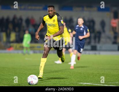 Burton Upon Trent, Großbritannien. 03 Dez, 2019. 3. Dezember 2019; Pirelli Stadium, Burton Upon Trent, Staffordshire, England, englische Liga Fußball, Burton Albion gegen Southend United; Lucas Akins von Burton Albion jagen Sie eine lockere Kugel - Streng redaktionelle Verwendung. Keine Verwendung mit nicht autorisierten Audio-, Video-, Daten-, Spielpläne, Verein/liga Logos oder "live" Dienstleistungen. On-line-in-Match mit 120 Bildern beschränkt, kein Video-Emulation. Keine Verwendung in Wetten, Spiele oder einzelne Verein/Liga/player Publikationen Quelle: Aktion Plus Sport Bilder/Alamy leben Nachrichten Stockfoto